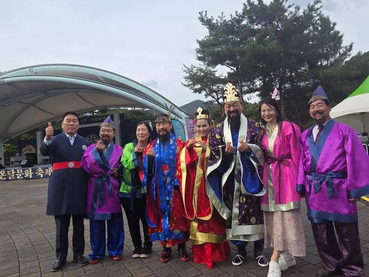 출정식을 마친 뒤 출연진과 함께. 뒤로 「제28회 단양 온달문화축제」 무대가 보입니다.