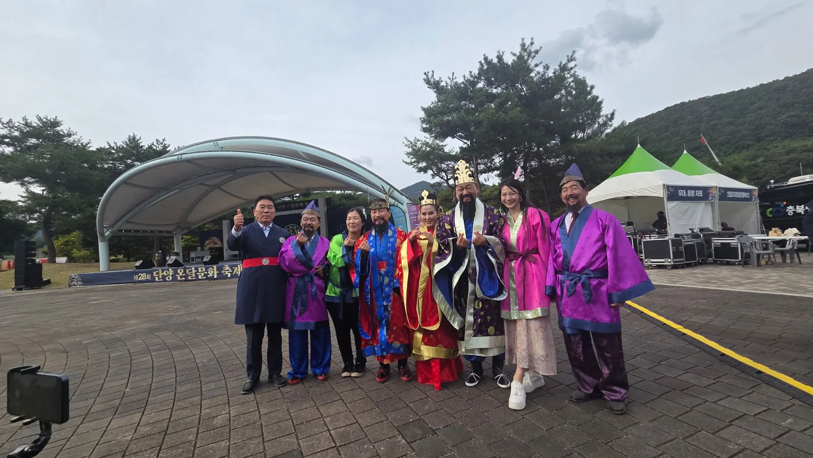 출정식을 마친 뒤 출연진과 함께. 뒤로 「제28회 단양 온달문화축제」 무대가 보입니다.