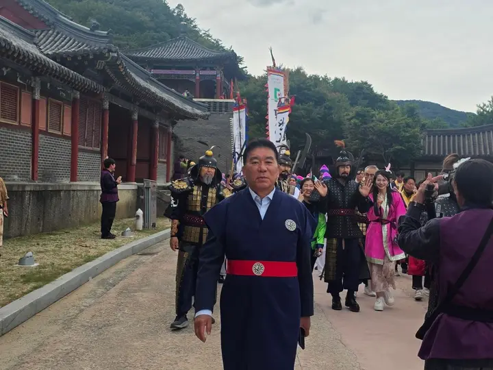 황궁에서 성문으로 이어진 출정행렬